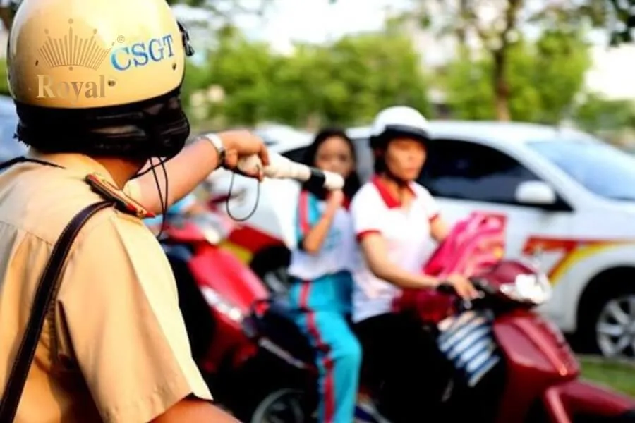 Không đội mũ bảo hiểm khi tham gia giao thông bằng xe máy có thể bị xử phạt hành chính.